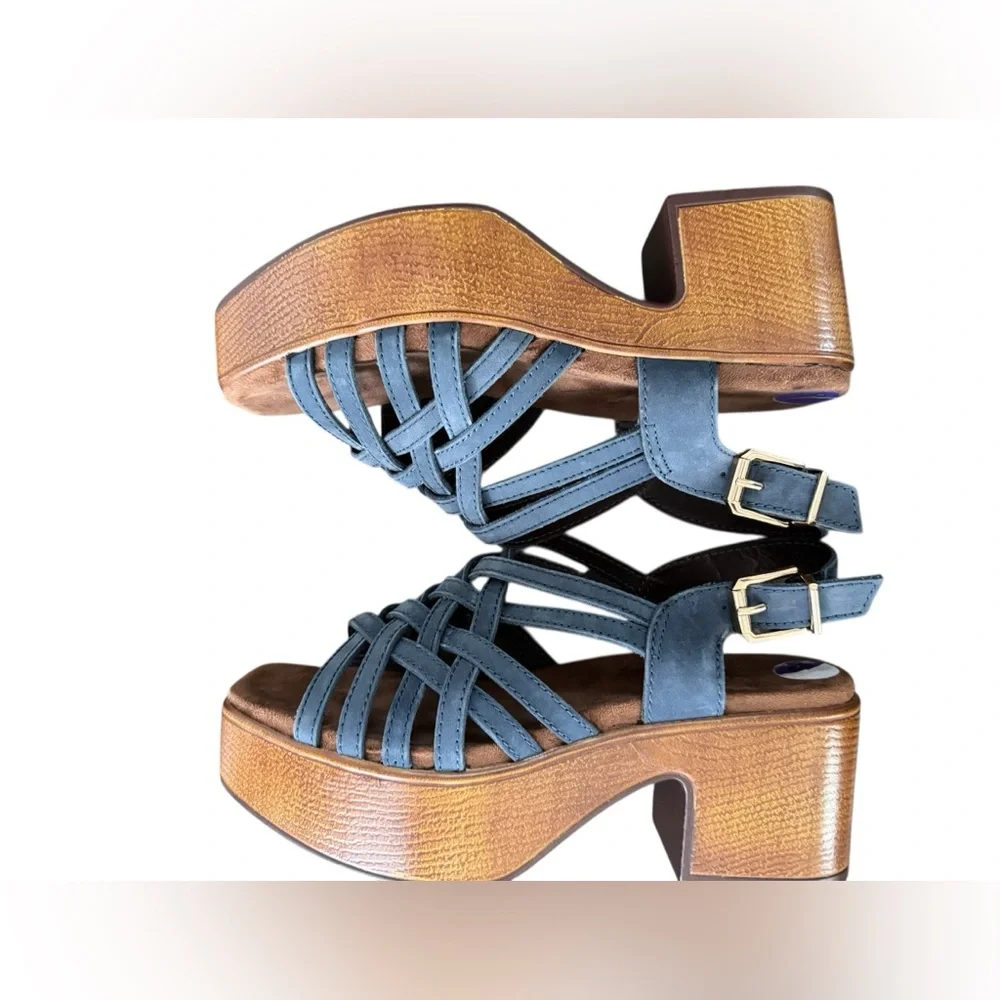 House of Harlow 1960 Georgia Platforms size 8.5